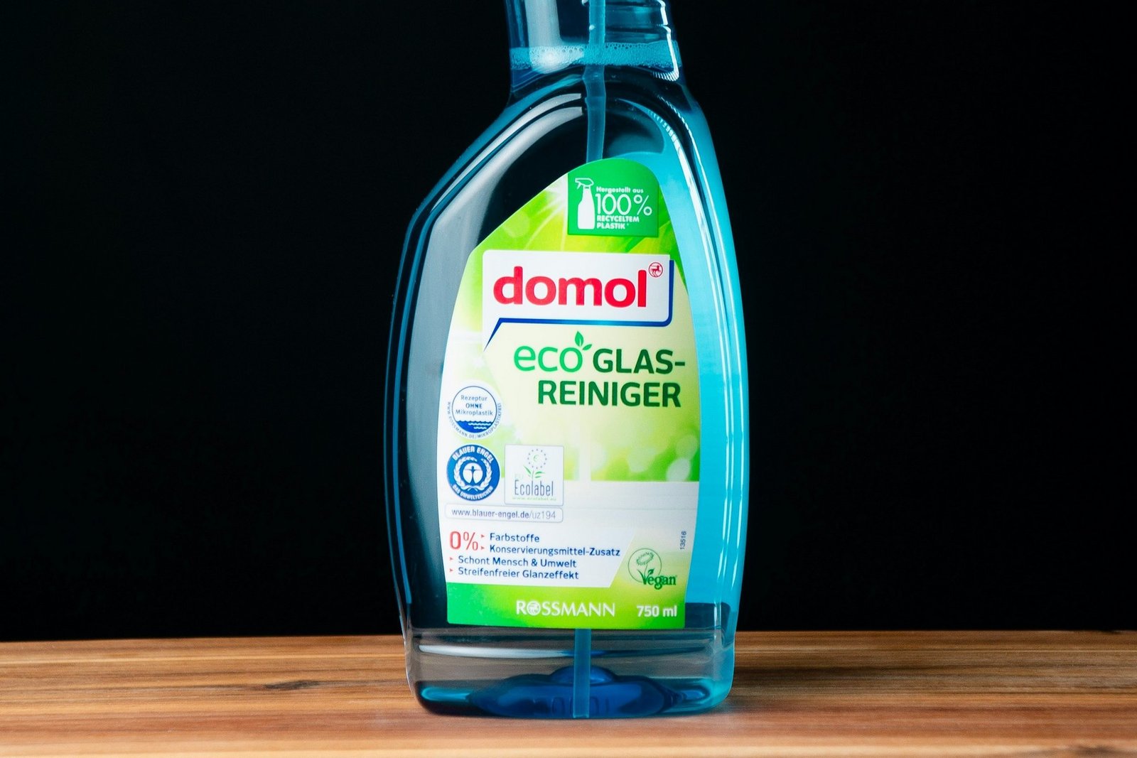 Sprühflasche mit Glasreiniger auf einer Oberfläche