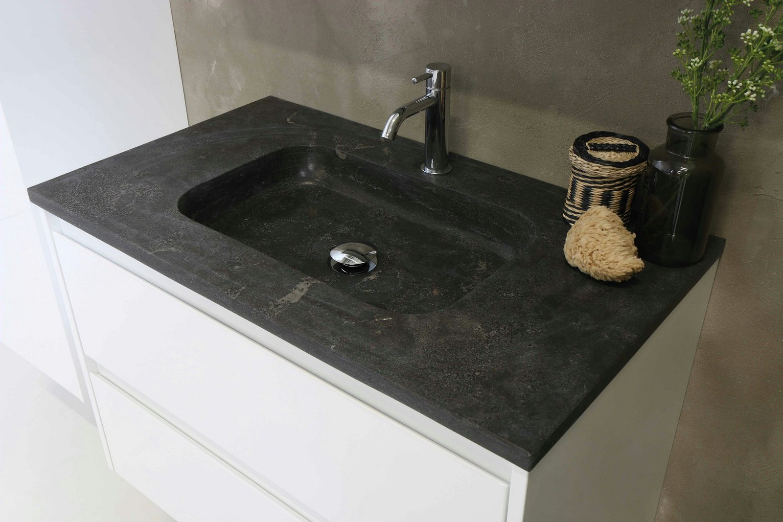 Granitoberfläche im Badezimmer neben einem Waschbecken