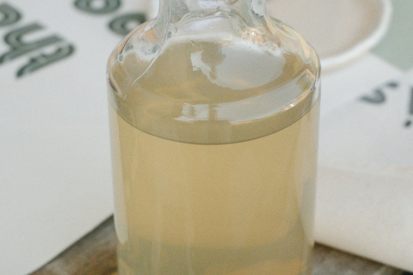 Essigflasche auf einer Küchenarbeitsfläche