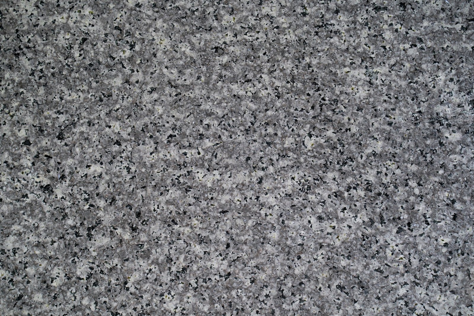 Granitfläche wird mit einem Mikrofasertuch gepflegt
