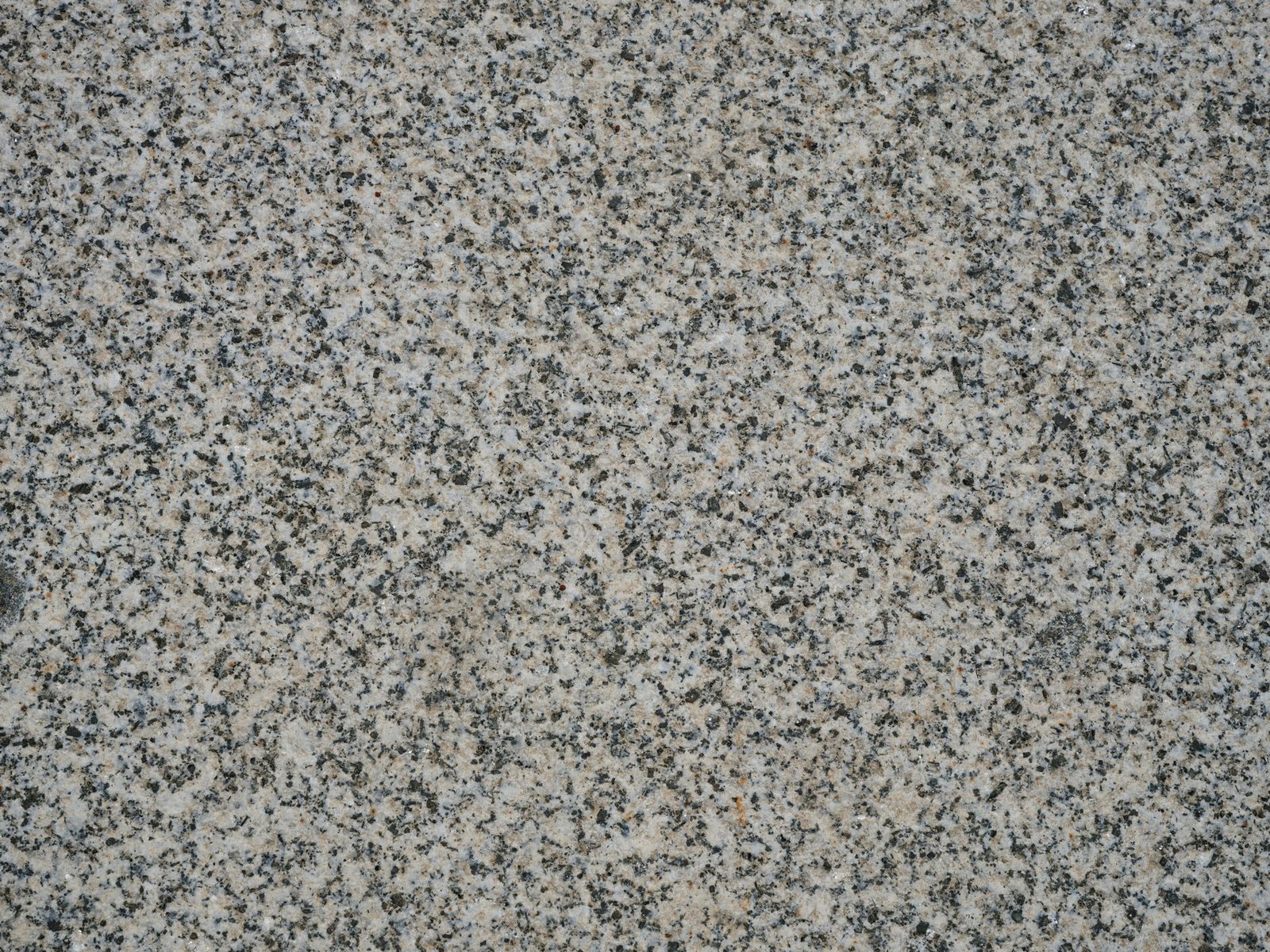 Matte Granitoberfläche mit sichtbarem Glanzverlust