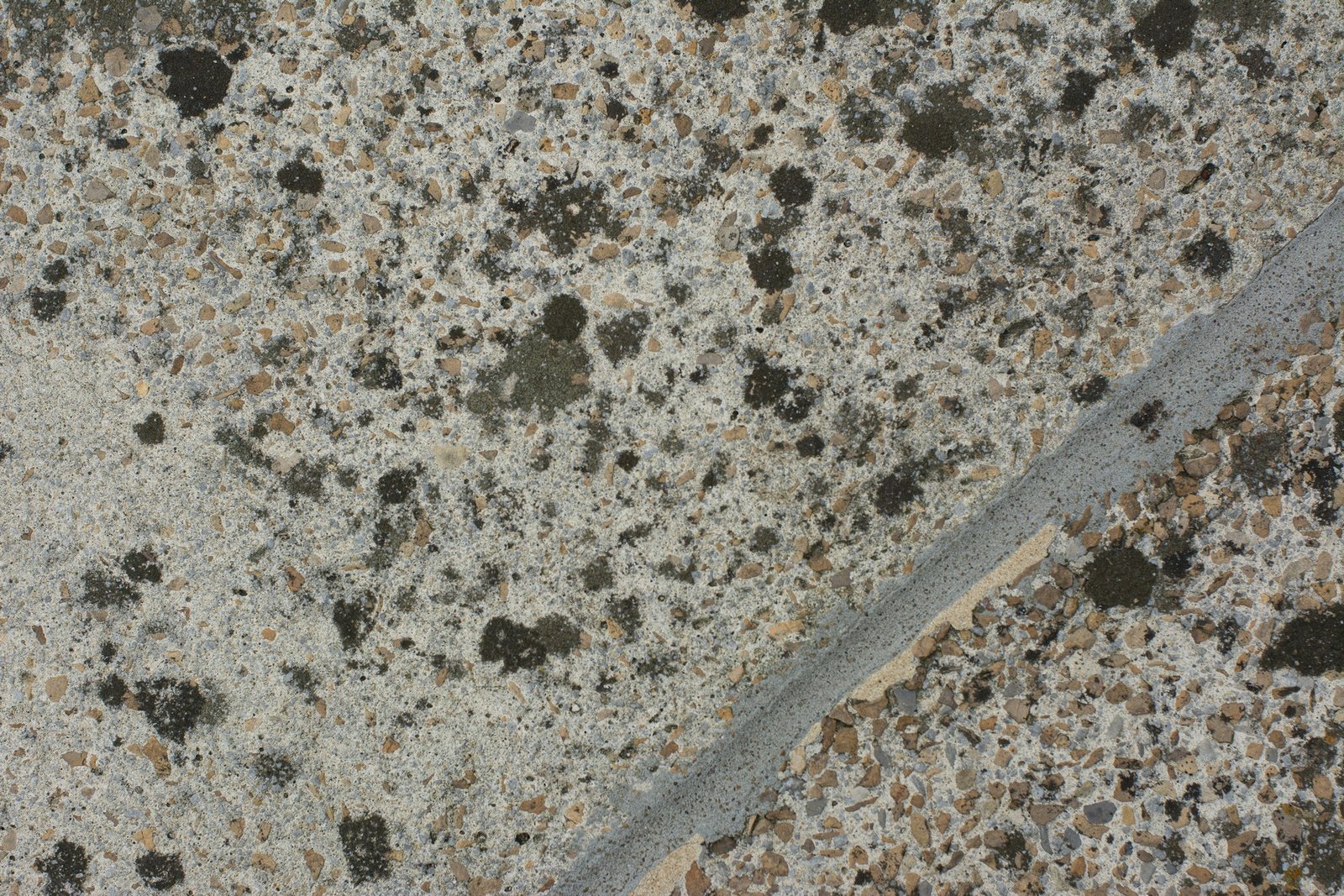 Granitoberfläche mit sichtbaren Flecken und Verfärbungen