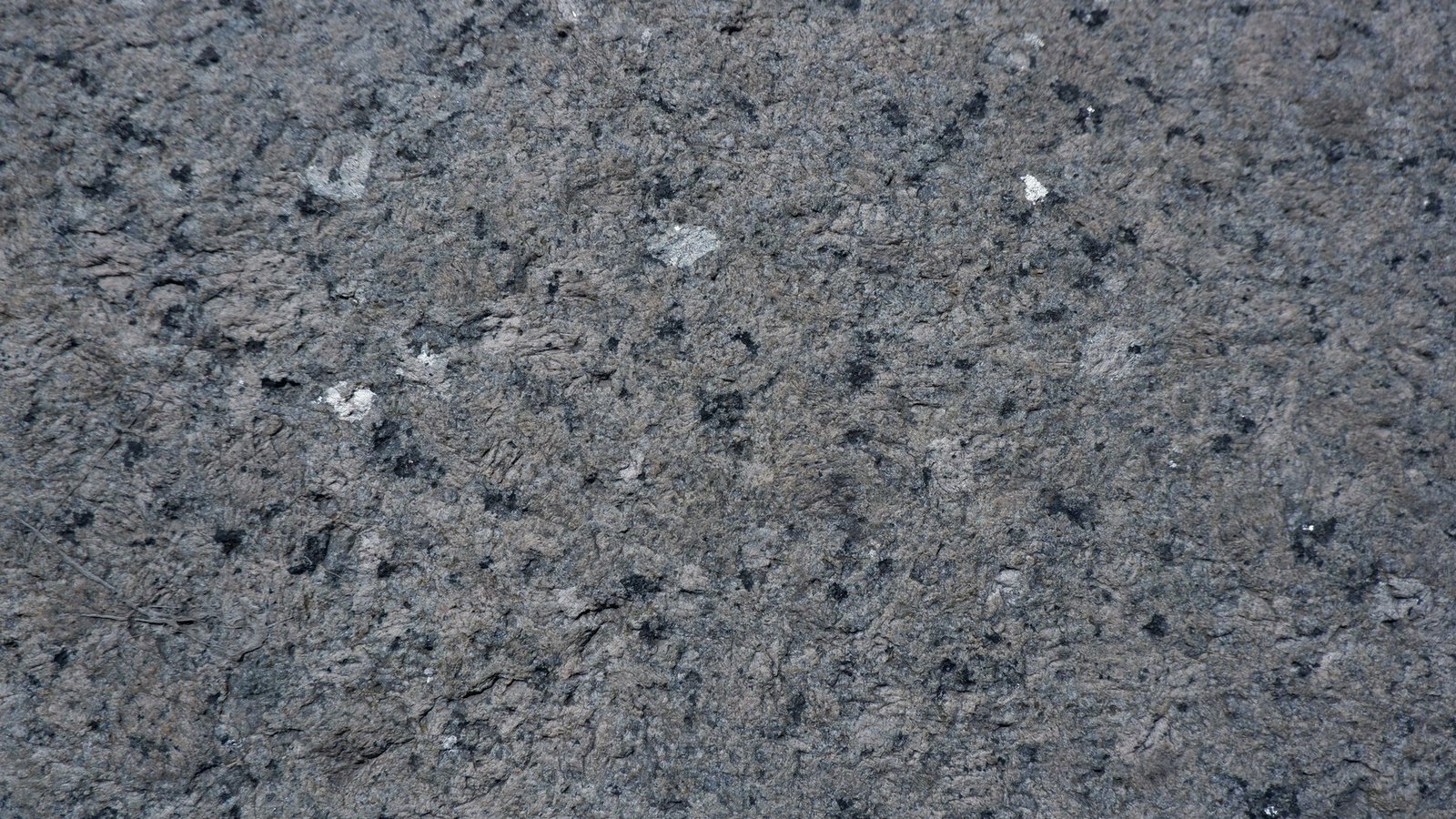 Raue Granitoberfläche mit strukturierter Textur im Außenbereich